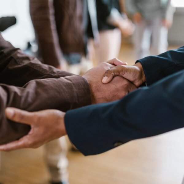 Constitución Empresa Perú. Dos personas dándose la mano para afianzar un negocio.